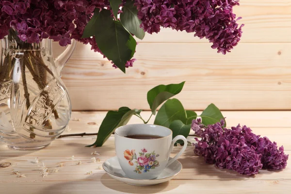 Leylak ve çay ahşap arka plan üzerinde oluşan