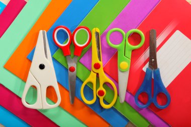 Arka plan renkli okul defterleri için makaslar