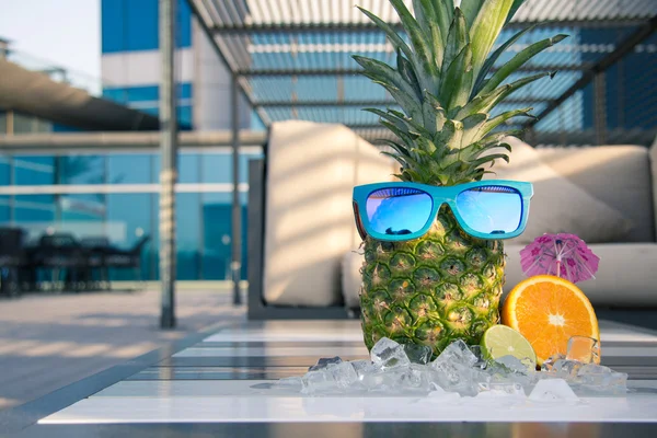 Güneş gözlüğü takmış ananas — Stok fotoğraf