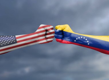 ABD - VENEZUELA savaş ya da çatışma konsepti geçmişi. ABD ve VENEZUELA 'nın boyanmış bayraklarıyla erkeklerin yumrukları.