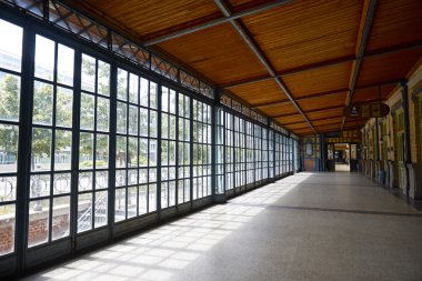 Cam koridor tren istasyonu