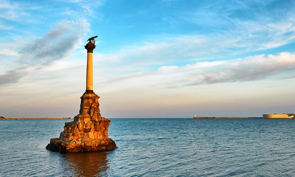 Sivastopol Körfezi su dolu gemilerle Anıtı