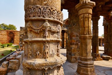 Qutub Minar dünyada en yüksek tuğla Minare üzerinde oyma taş