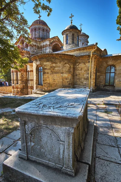 La lápida frente a la Iglesia de Juan el Bautista en Kerch — Foto de Stock