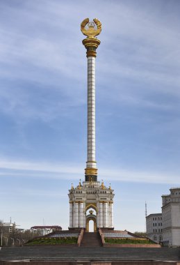 Duşanbe, Tacikistan-Mart 15,2016: Stella ile Tacikistan amblemi, şehir merkezinde