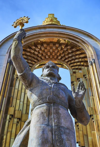 DUSHANBE, TAJIKISTÁN-MARZO 15,2016: Estatua de Ismoil Somoni en el centro de la ciudad . — Foto de Stock