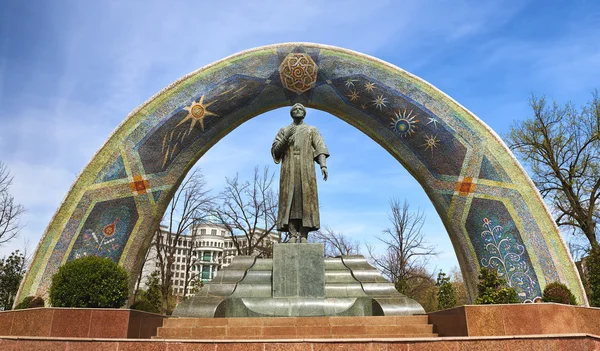 DUSHANBE, TAJIKISTÁN-MARZO 15,2016; El Monumento de Rudaki en el centro de la ciudad — Foto de Stock