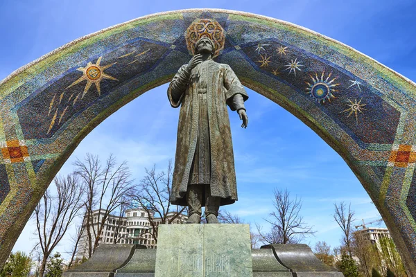 Dusjanbe, Tadzjikistan-mars 15,2016; Monument av Rudaki i centrum av staden — Stockfoto