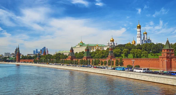 Moskova Kremlin Moskova Nehri arkasında görünümünü — Stok fotoğraf