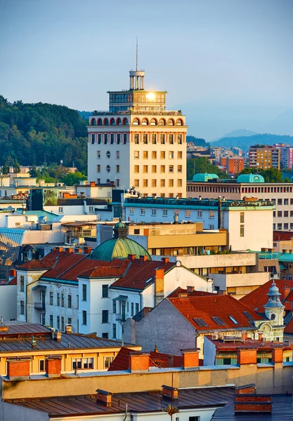 Перший хмарочос в Любляні між дахами старих будинків — стокове фото