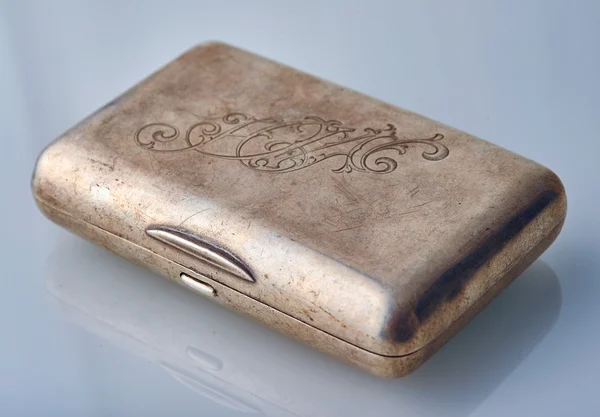 Vintage metal cigarette case with an engraving on the lid — Stock Photo, Image