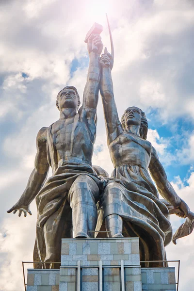 MOSCÚ, RUSIA-JULIO 18,2016; monumento soviético "Trabajadora y campesina colectiva" en Moscú. Autor Vera Mukhina — Foto de Stock