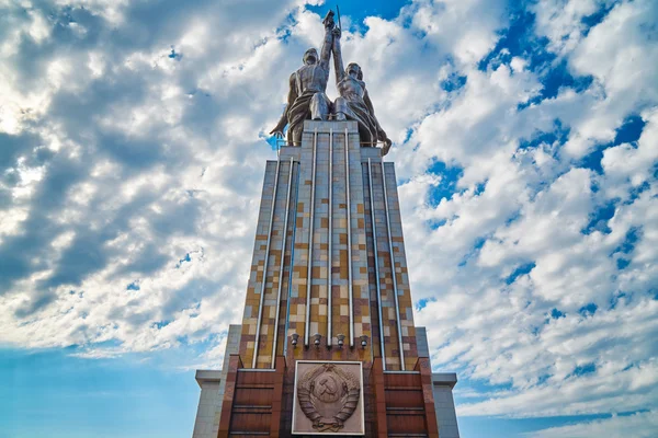 MOSCÚ, RUSIA-JULIO 18,2016; monumento soviético "Trabajadora y campesina colectiva" en Moscú. Autor Vera Mukhina — Foto de Stock