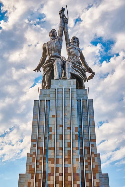Moskva, Rusko červenec 18,2016; Sovětský památník "Pracovníka a JZD Girl" v Moskvě. Autor Vera Mukhina — Stock fotografie