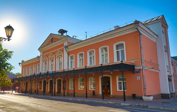 阿斯特拉罕，俄罗斯 9 月 17,2016︰ 门面话剧院和电影院前的街道 — 图库照片