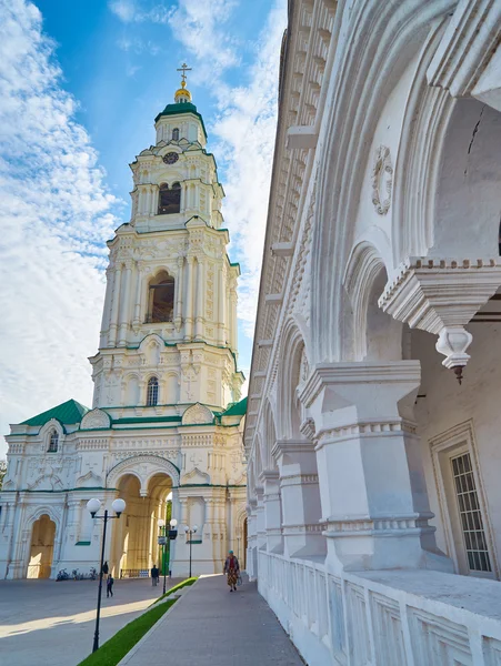 ASTRAKHAN, RUSIA-SEPTIEMBRE 17,2016: Puerta campanario de las puertas de la catedral Prechistenskaya — Foto de Stock