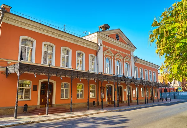 Astrakhan, Rusya Federasyonu-Eylül 17,2016: Cephe Dram Tiyatrosu ve tiyatro önüne