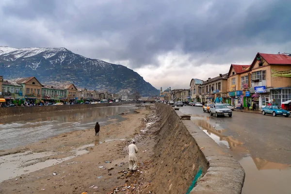 De Kabul rivier dijk in het centrum van de stad — Stockfoto