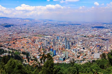 Bogota şehrinin panoramik manzarası. Ön tarafta gecekondu çatıları var..