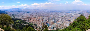 Bogota şehrinin panoramik manzarası. Ön tarafta gecekondu çatıları var..