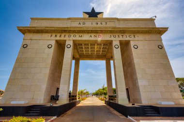 ACCRA, GHANA REPUBLIC - 30 Nisan 2018: Accra 'nın merkezindeki Independence Meydanı' nda Bağımsızlık Anıtı Kemeri