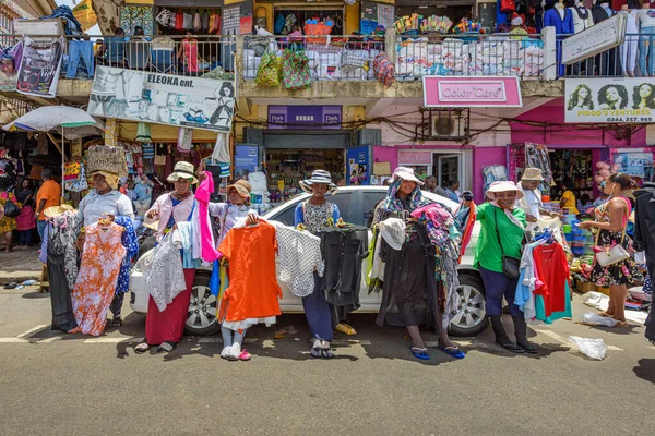 ガーナ共和国Accra エイプリル社2018年3月30日 ショッピングセンターの前で女性が路上で服を販売 — ストック写真