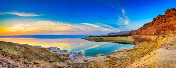 Sonnenuntergang See Mit Glattem Wasser Gibt Einen Roten Felsen Ufer Stockbild