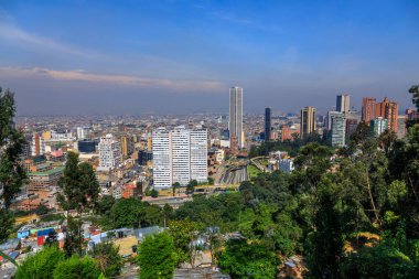 Bogota şehrinin panoramik manzarası. Ön tarafta gecekondu çatıları var..