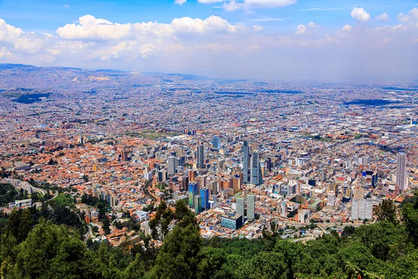 Vista panorámica de la ciudad de Bogotá. En primer plano hay techos de tugurios.. — Foto de Stock