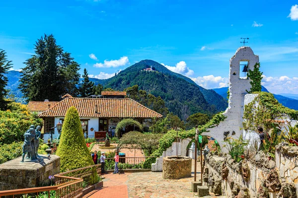 Park auf dem Berg Montserrat. Blick auf den Berg Guadalupe und die Christusstatue lizenzfreie Stockbilder