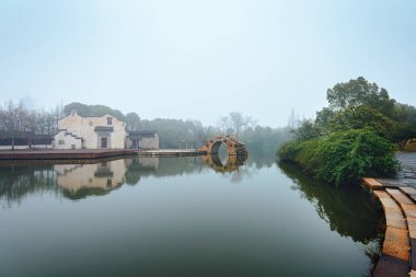 WUDZEN, ÇİN-MARCH 6. 2012: kanal üzerindeki yıkılmış köprü. Wudzen deniz kıyısında bir şehirdir. Şu anda bir turizm merkezi..