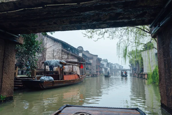 Wuzhen 2012年3月6日 Wuzhen市の運河の1つにボートの動き 街は水の上に立っている 住民はボートで旅行する — ストック写真