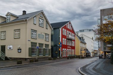 REYKJAVIK, ICELAND-ECTOBER 31,2017: Yağmurdan sonra Reykjavik 'in merkez caddelerinden biri.