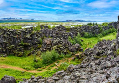 Sylphra Fay, Amerika ve Avrasya arasındaki iki litosferik plakanın tektonik bir hatasıdır. 20. yüzyılın başındaki fay bölgesinde Tingvellir Ulusal Parkı kuruldu ve UNESCO Dünya Mirasları Listesi 'ne dahil edildi.