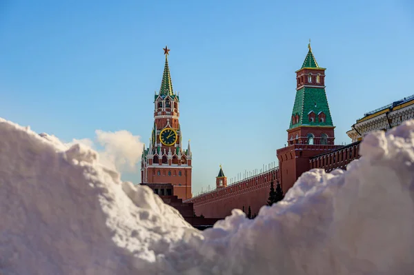 Vista Torre Spasskaya Através Uma Deriva Neve Imagem De Stock