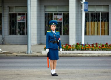 Pyongyang, Kuzey Kore-12 Ekim 2017: Pyongyang caddesinde bir trafik denetçisi kız