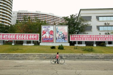 Pyongyang, Kuzey Kore-12 Ekim 2017: Pyongyang sokaklarında askeri ve Amerikan karşıtı posterler