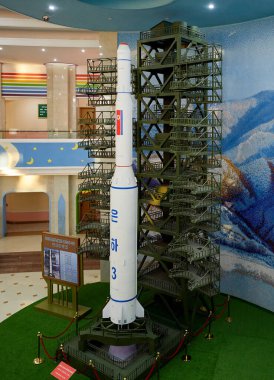 Pyongyang, Kuzey Kore-12 Ekim 2017: Pioneers ve Okul Çocukları Sarayı 'nın inşasında Hwaseong balistik füzesinin modeli