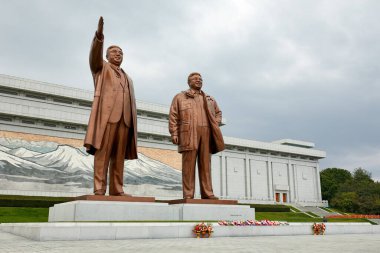 Pyongyang, Kuzey Kore-12 Ekim 2017: Kore Devrimi Müzesi önünde Kim Il Sung ve Kim Jong Il anıtları