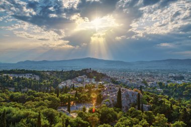 ATENS, GREECE-JUNE 7. 2021: Atina 'nın gün batımında Partenon' dan panoramik manzarası.