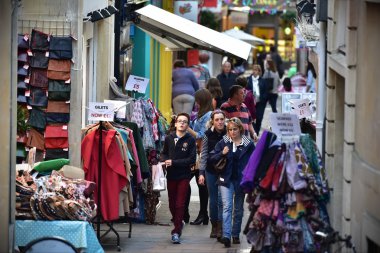 Alışveriş merkezinde yürümek