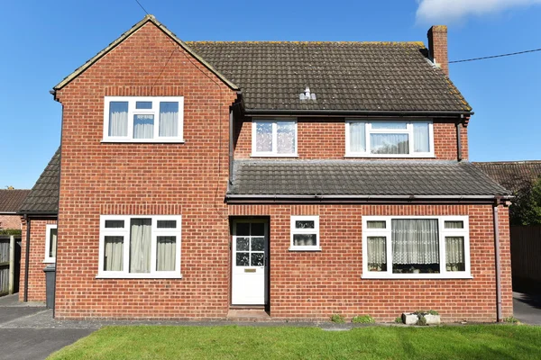 Buitenaanzicht van een rode bakstenen huis — Stockfoto