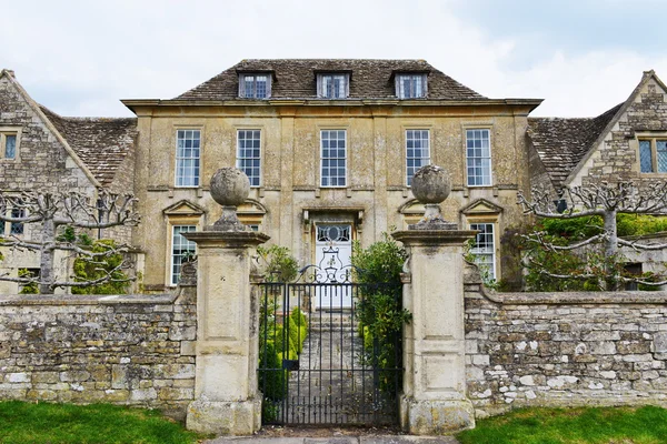 Stone Wall, Gated Entrance and Exterior of an Old English Country Mansion House — Stock Photo, Image