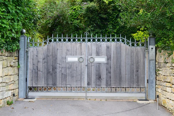 Porta de madeira de uma casa de país — Fotografia de Stock