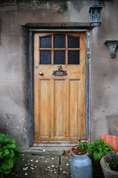 Hermosa puerta vieja cabaña — Foto de Stock
