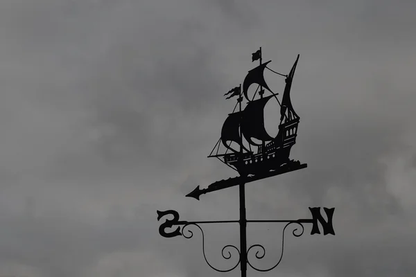 Silhouette d'un navire antique girouette à thème — Photo