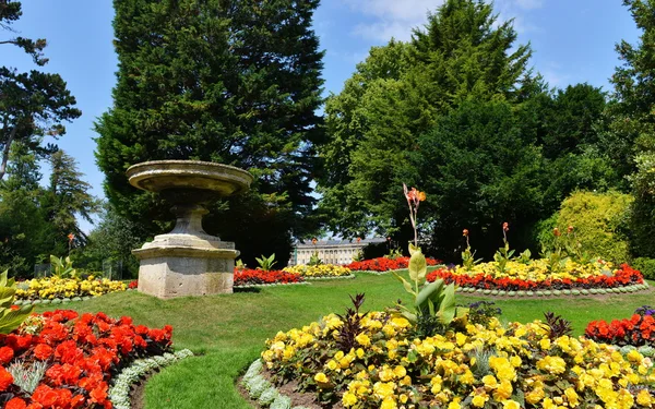 Flowerbeds and Winding Pathway — Stock Image Flowerbeds and Winding Pathway Stock Photo