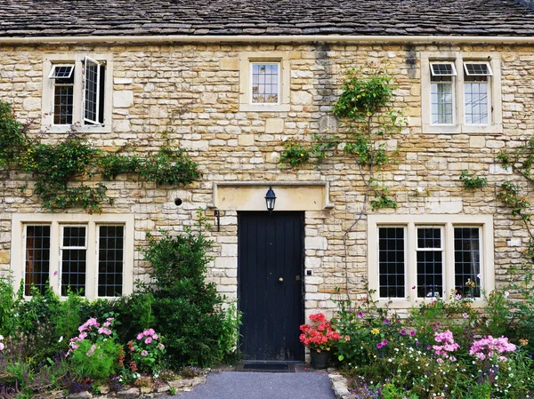 Außenansicht eines schönen alten englischen Hauses — Stockfoto