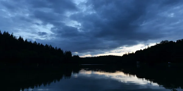 Cielo drammatico su un lago — Foto Stock