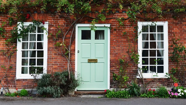 Haustür eines attraktiven alten Londoner Stadthauses aus rotem Backstein — Stockfoto